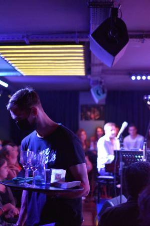 Serveur | &copy; Le Baiser Sal&eacute;